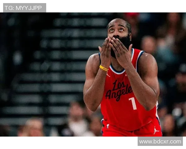 鹈鹕队主场翻盘，中场表现抢眼